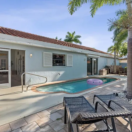 Charming Heated Pool Home - 3 Miles To The Beach, Pet And Family Friendly -Available Year Round!